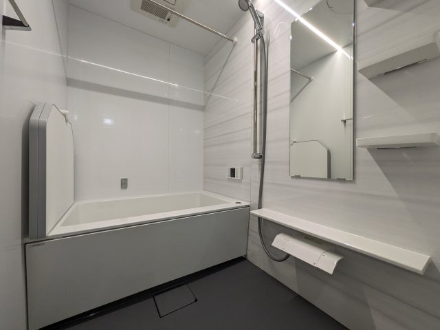 【浴室】 | お子様と一緒にバスタイムを楽しめる広々浴室です。