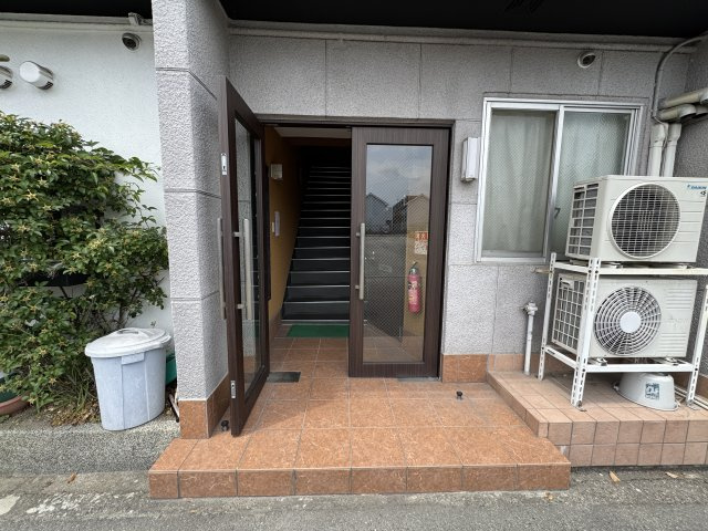 愛名マンションのエントランス