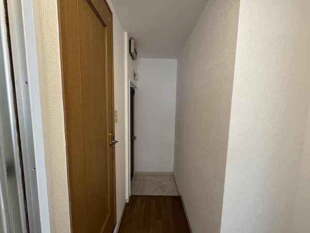 愛名マンションの玄関