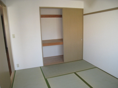 【寝室】 | サンビレッジ梅満C | 開放的な寝室です