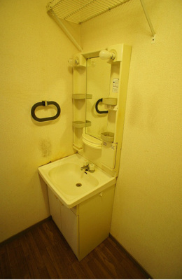 【独立洗面台】 | サンビレッジ梅満C | 独立洗面台、小物を置くことができて便利です