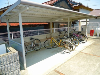 【その他共用部分】 | カーサヴェルデ | 屋根付きの駐輪場があります♪