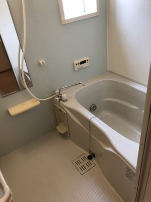 【浴室】 | カーサヴェルデ | 小窓があり、換気ができますね♪