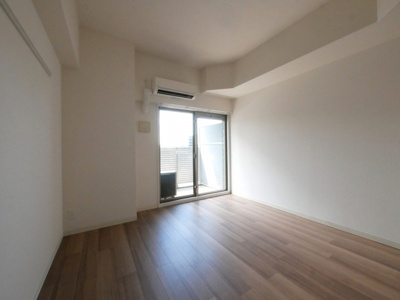 【居間・リビング】 | プレサンス大阪福島シエル | こちらの居間で趣味の時間をお楽しみください