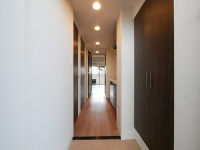 【玄関】 | プレサンス大阪福島シエル | 収納もある玄関です