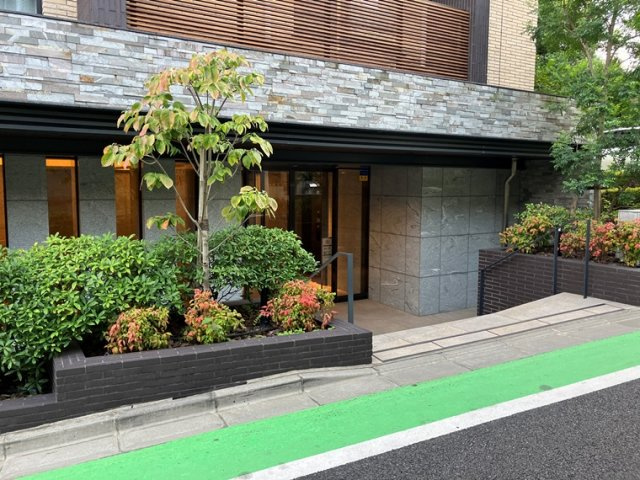 オープンレジデンシア千駄木のエントランス