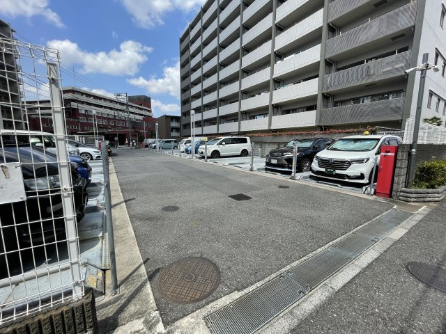 レーベンハイム浮間公園ラグパスの駐車場