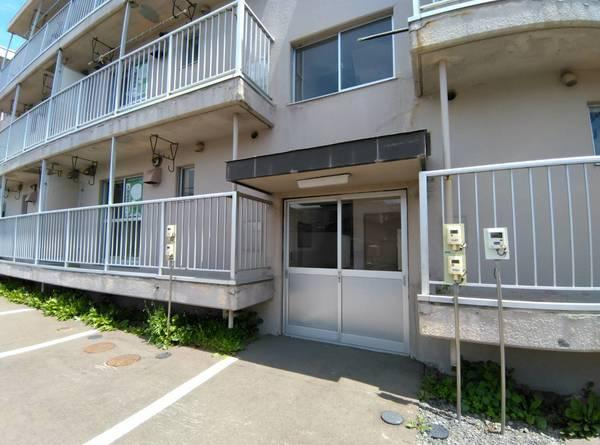 春採ハイツのエントランス