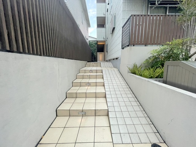 ＭＡＮＯＩＲ　ＮＩＳＨＩＫＩＧＡＯＫＡのエントランス|手入れの行き届いたエントランス