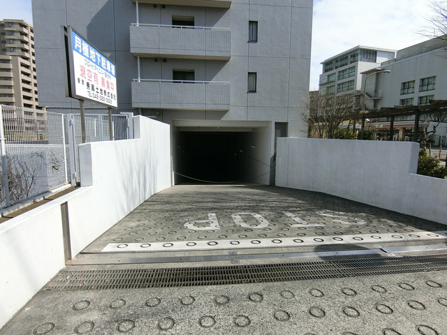 ブロードアベニュー国分寺の駐車場