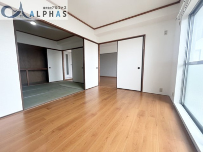 【洋室】 | メゾンドール明石山ノ手台 | 南側洋室にはたっぷりの採光が入り、お部屋の雰囲気を明るくしてくれます♪