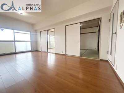 【居間・リビング】 | メゾンドール明石山ノ手台 | リビング横に隣接する和室の扉を広げると、さらに開放感が増します♪