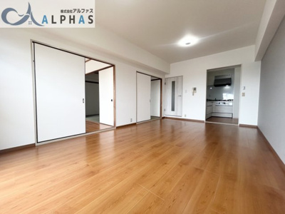 【居間・リビング】 | メゾンドール明石山ノ手台 | LDK１５．４帖は隣接の扉を開けると広く使えます♪