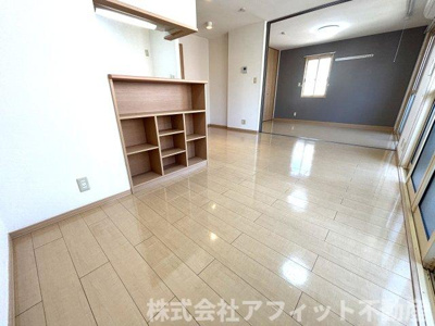 【居間・リビング】 | リベルタ スクエア A棟 | LDK12.5帖