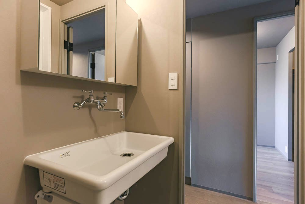 ◆２０２４年１２月室内リノベーション済みの美室◆収納充実◆京都上京ハウス３号棟の独立洗面台|洗面化粧台