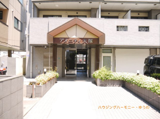 【エントランス】 | タイル張りの都会的なエントランス