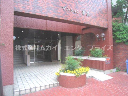 第一マンション寺直のエントランス