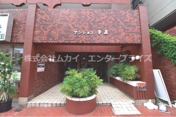 第一マンション寺直のエントランス