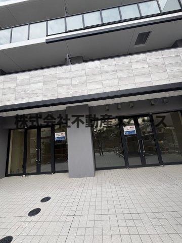 大阪市北区黒崎町の店舗事務所のエントランス