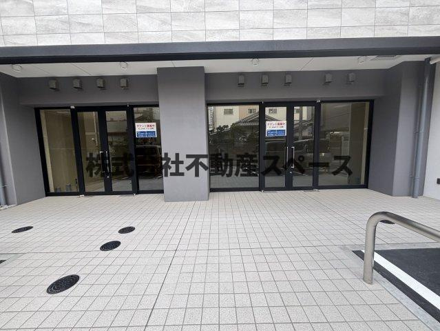 大阪市北区黒崎町の店舗事務所のエントランス