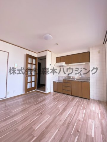【居間・リビング】 | 　レスターテII | ゆったり過ごせる居間です