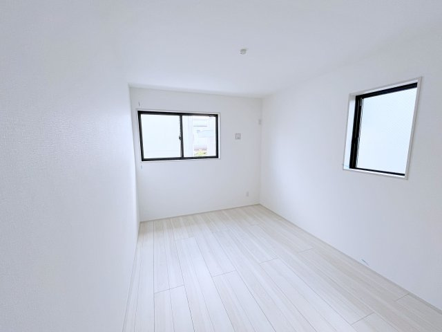 新築戸建・建売　郡山市深沢二丁目　GRAFARE　全2棟の洋室|ハンガーパイプもついているので干した洗濯物をそのままかけることができる！