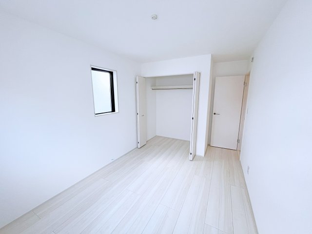新築戸建・建売　郡山市深沢二丁目　GRAFARE　全2棟の洋室|2面採光で明るい洋室です！ホワイト基調の爽やか空間からインナーバルコニーにも出られます♪
