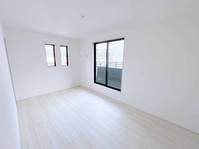 新築戸建・建売　郡山市深沢二丁目　GRAFARE　全2棟の玄関|鏡付き収納で外出前の身だしなみチェックもらくらく！小窓で自然光も確保しています！