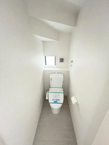 【トイレ】 | 糟屋郡須恵町旅石5期　1号棟（全2棟）【仲介手数料無料・0円】 | 現地写真。1階のトイレです。