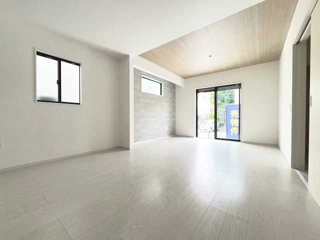 【居間・リビング】 | 糟屋郡須恵町旅石5期　1号棟（全2棟）【仲介手数料無料・0円】 | 現地写真。