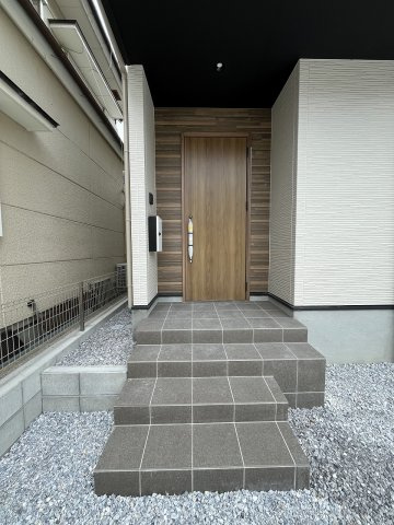 【玄関】 | 糟屋郡須恵町旅石5期　1号棟（全2棟）【仲介手数料無料・0円】 | 現地写真。