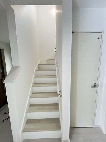 【内装】 | 糟屋郡須恵町旅石5期　1号棟（全2棟）【仲介手数料無料・0円】 | 現地写真。2階へ上がる階段です。手摺もついて安全ですね。