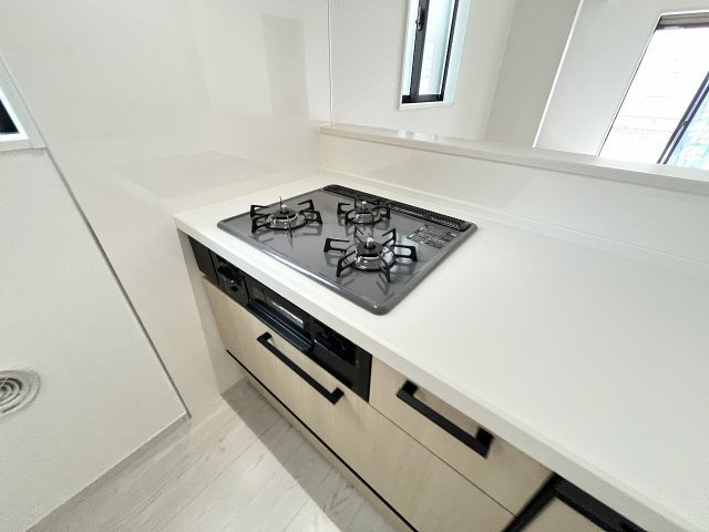 【キッチン】 | 糟屋郡須恵町旅石5期　1号棟（全2棟）【仲介手数料無料・0円】 | 現地写真。