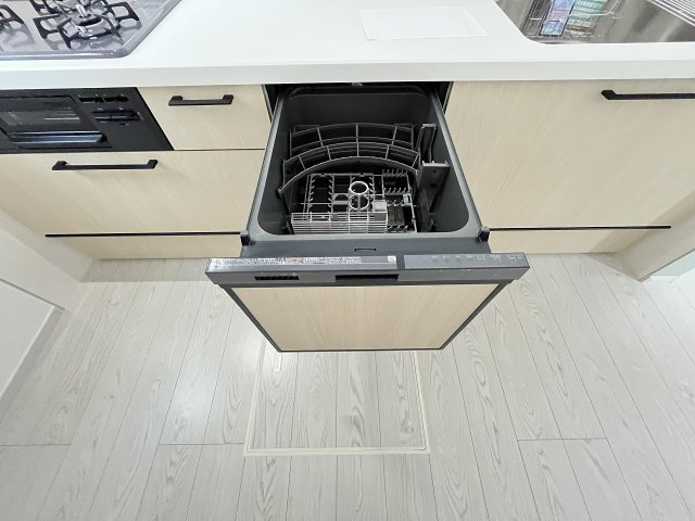 【キッチン】 | 糟屋郡須恵町旅石5期　1号棟（全2棟）【仲介手数料無料・0円】 | 現地写真。食洗器が付いてます。