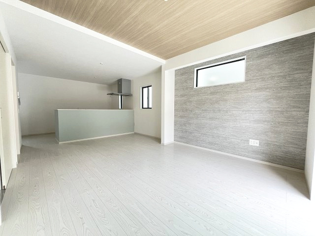 【居間・リビング】 | 糟屋郡須恵町旅石5期　1号棟（全2棟）【仲介手数料無料・0円】 | 現地写真。リビングです。