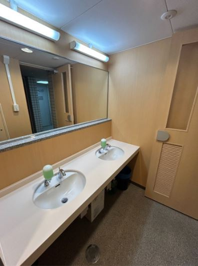 大阪弁護士ビルの洗面所