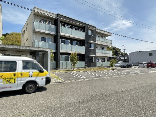 シャーメゾン初月Ⅱ B棟の駐車場