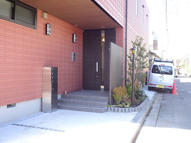 メゾン行久のエントランス|★オートロック付きエントランス★
