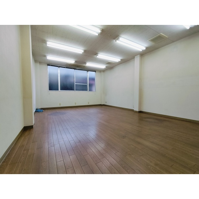 岐阜市弥八町の店舗事務所の居間・リビング|2階北事務所