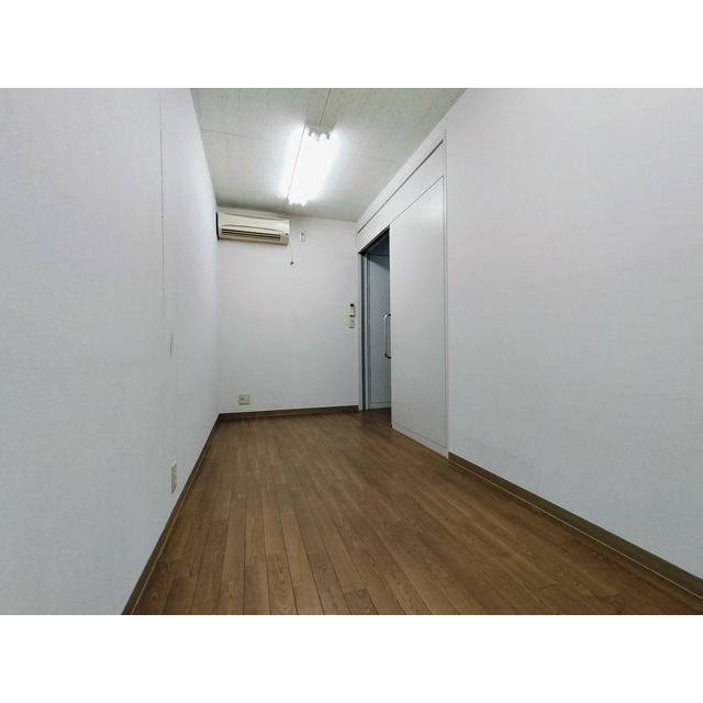 岐阜市弥八町の店舗事務所の居間・リビング|3階中央事務所