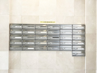 【その他共用部分】 | メールボックスもスタイリッシュです。どんな表札をつけようか楽しみが広がります。