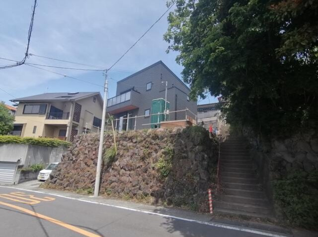 湯河原町吉浜 デザイナーズハウスの前面道路含む現地写真