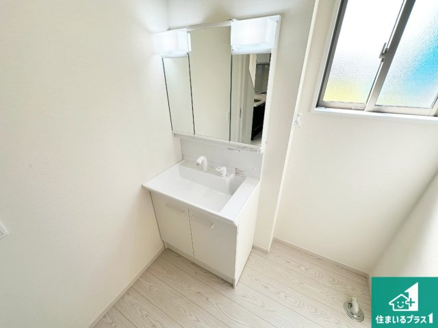 小野市神明町　第1期　新築一戸建ての独立洗面台|清潔感のある洗面台です。フラットな鏡は掃除がしやすく毎日清潔！鏡裏には収納があるのでスッキリとした洗面台が保てます。