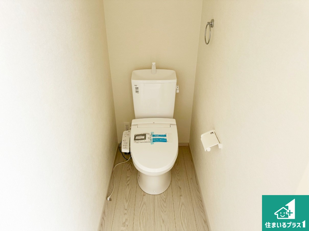 小野市神明町　第1期　新築一戸建てのトイレ|1・2階の2ヶ所にあるので、朝の忙しい時間の順番待ちもなく、深夜の利用にも大変便利です。