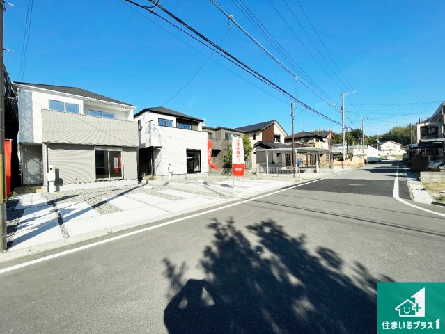 小野市神明町　第1期　新築一戸建ての前面道路含む現地写真|周辺は閑静な住宅街！前面道路広々で車の出し入れも便利です。駐車が苦手な方でも安心して車庫入れできます！