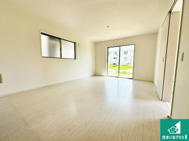 小野市神明町　第1期　新築一戸建ての居間・リビング|日当たり良好の明るいリビングで朝の目覚めもスッキリできそう！対面キッチンでご家族のコミュニケーションも自然と増える設計！小さなお子様が遊ぶスペースを作っても広々とくつろげるLDK！