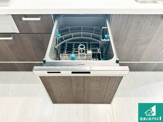 小野市神明町　第1期　新築一戸建ての設備|食事後の一仕事、食器洗いをボタン一つでお任せできちゃいます！場所を取らないビルトイン式なので、お料理スペースもしっかり確保！