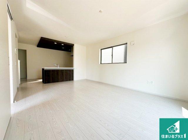 小野市神明町　第1期　新築一戸建ての居間・リビング|子供を見守りながらお料理が出来るため家族のコミュニケーションか増えます♪スペースが広く確保されている為お子様が大きくなったときは一緒に料理を楽しめます♪