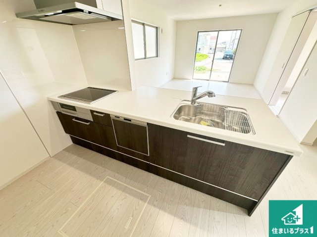 小野市神明町　第1期　新築一戸建てのキッチン|リビングと統一感があり、使い勝手のいいキッチン。広々としているので、二人並んで作業が出来ちゃいます。お子様と一緒に色々なお料理に挑戦できるスペースがあります。