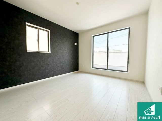 小野市神明町　第1期　新築一戸建ての洋室|寝室は心地よい眠りについてもらいたくて、シンプルかつ開放的な空間な設計にしています！大きな窓から差し込む日が心地いいです♪